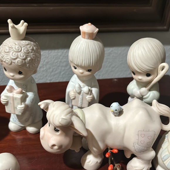 Precious Moment 12 piece Nativity Set. - Picture 7 of 10